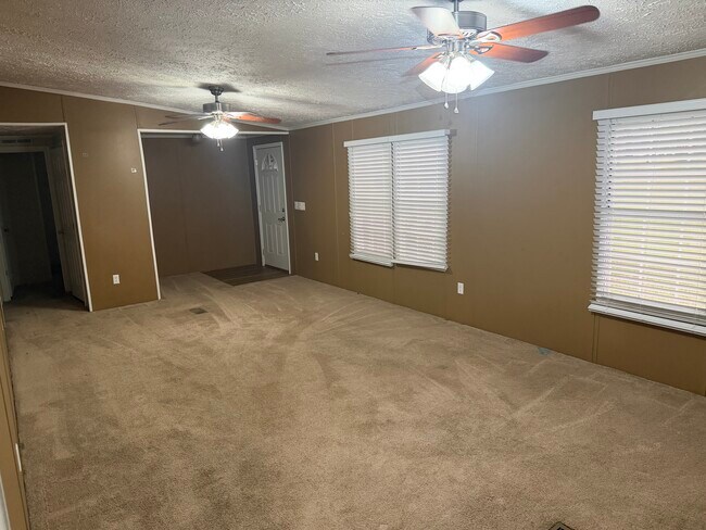Building Photo - 104 Middle Trl