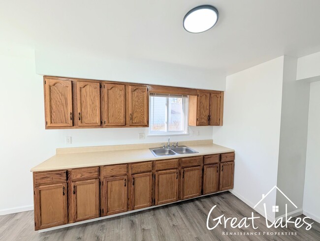 Building Photo - Stunning 3 Bedroom 1 Bathroom now availabl...