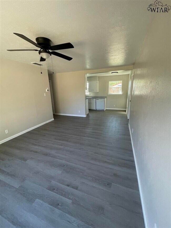 Foto del edificio - 5001 Lakefront Dr