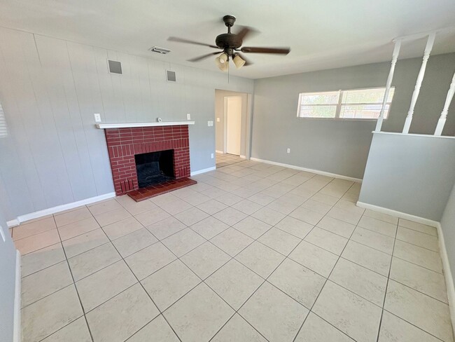 Building Photo - Charming 2 Bedroom Home with Fenced Yard & Screened Patio – Prime Location!