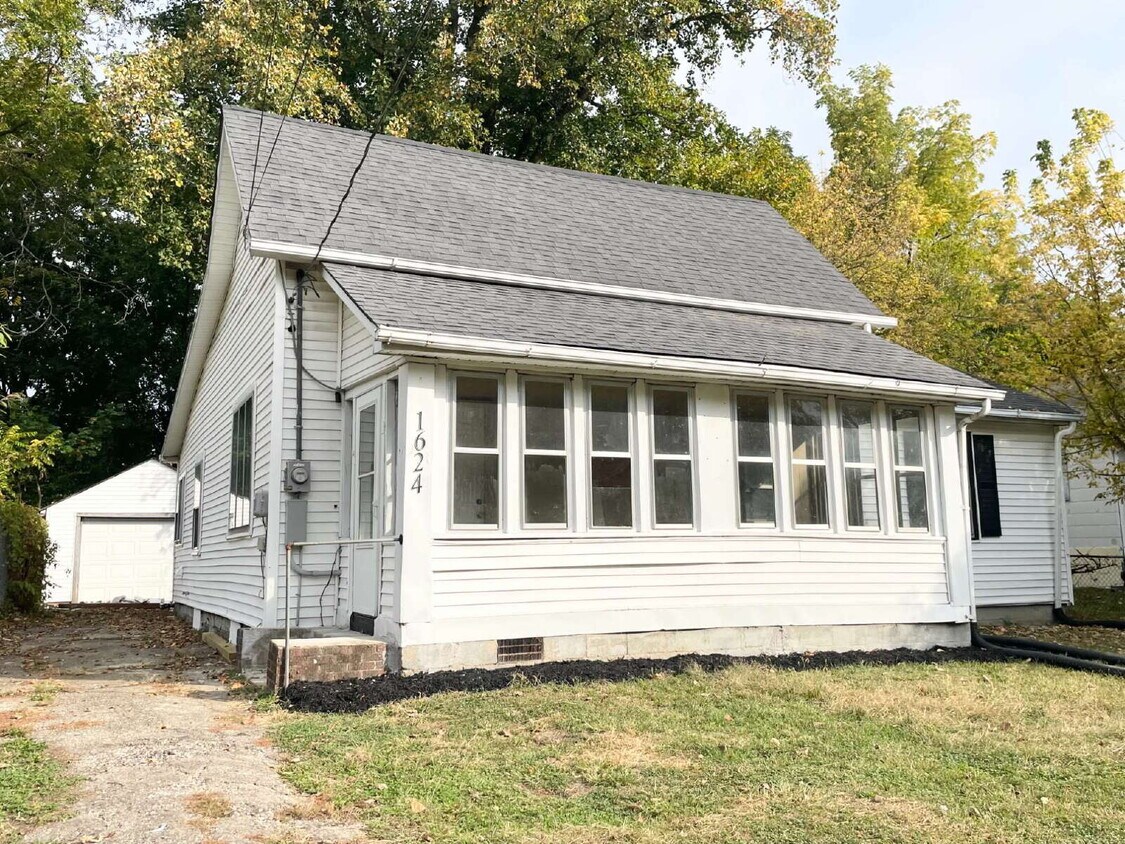 Foto principal - 4 Bedroom Home with garage/workshop combo ...