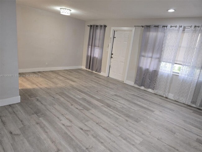 Foto del edificio - 5022 SW 93rd Ave