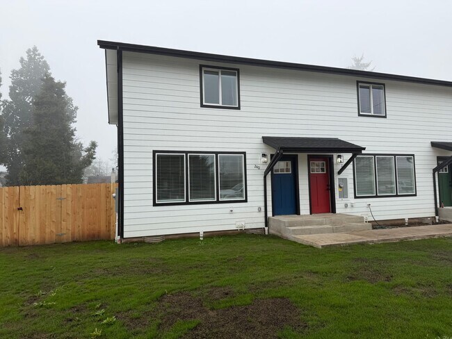 Foto del edificio - Brand new 3 bedroom 3 full bath townhouse in Thurston!