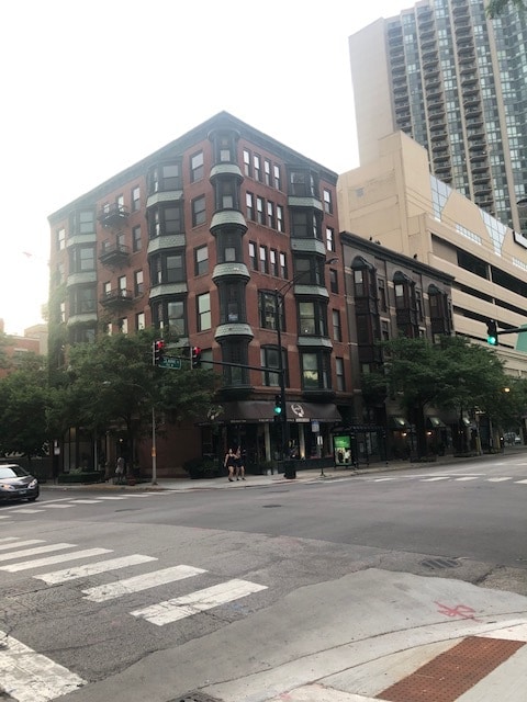 Building Photo - 1004 N Clark St
