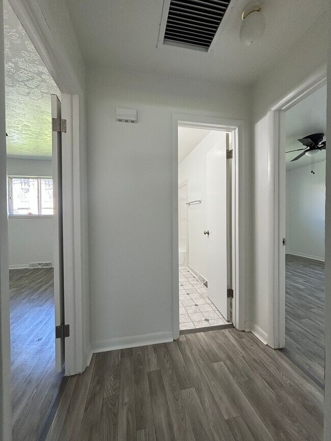 Building Photo - Remodeled 2 bedroom 1 bath duplex availabl...