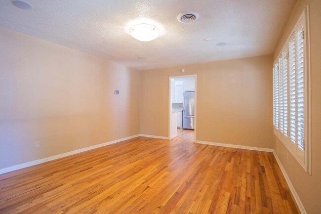 Foto del edificio - Inviting 3-Bedroom Home with Front Porch Available for Summer 2026 Pre-Lease