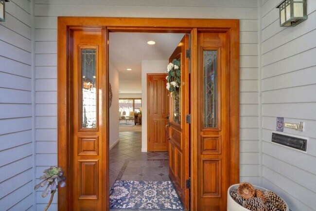 Building Photo - 4 br, 2.5 bath House - 1034 Miller Drive