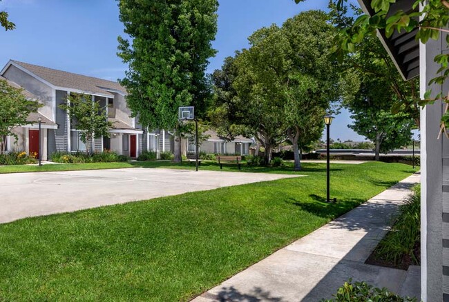 Building Photo - Carmenita Townhouse Apartments