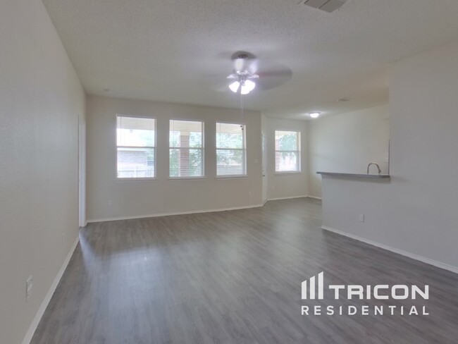 Foto del edificio - 6300 Downeast Dr