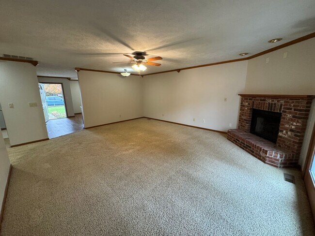 Foto del edificio - Spacious 2 Bed, 2 Bath Home with Fireplace...
