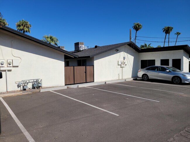 Foto del edificio - 6713 E Cheery Lynn Rd