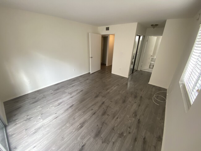 Building Photo - 1117 Havenhurst Dr