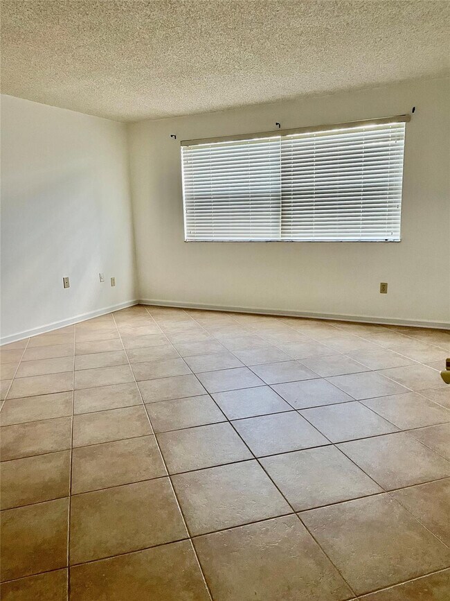 Foto del edificio - 16051 Blatt Blvd