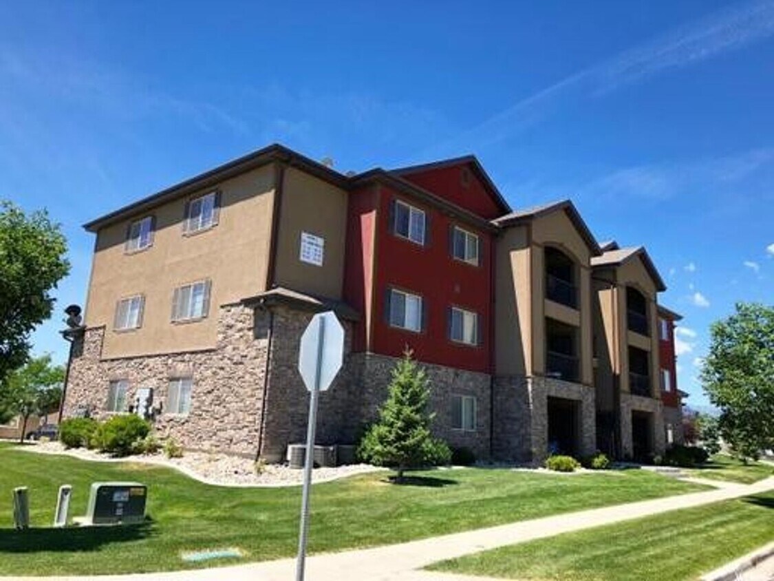 Primary Photo - 2 Car Garage!! Ground Level 3 bed 2 bath C...