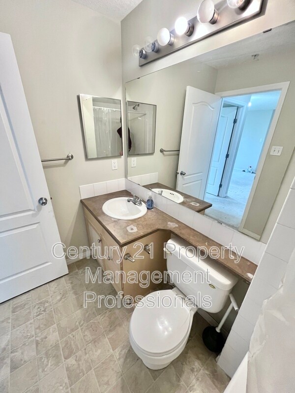 Photo du bâtiment - 7327 Terwillegar Dr S NW