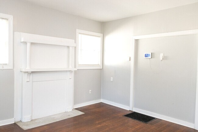 Building Photo - Welcome home to 2009 Camden Street! 3 bedr...