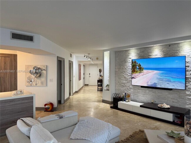 Foto del edificio - 6365 Collins Ave
