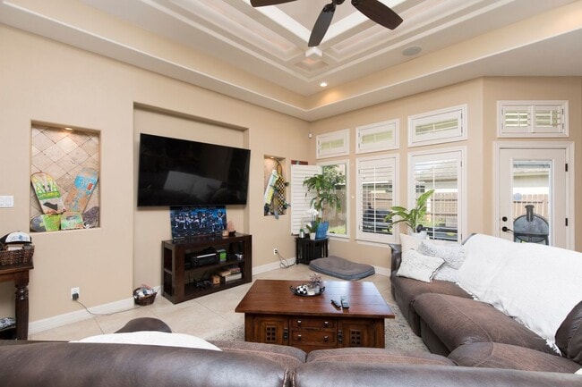 Building Photo - 2020 Queens Ave