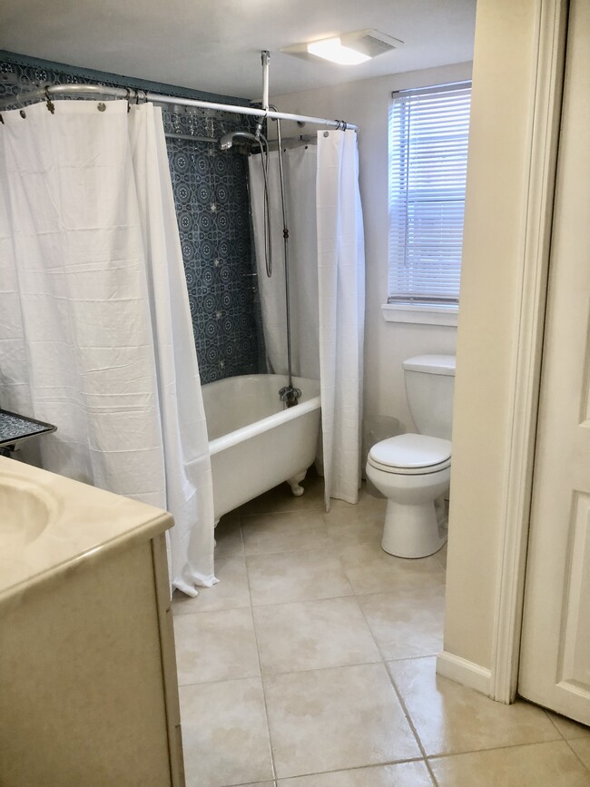 FULL BATH /TUB - 2401 General Pershing St