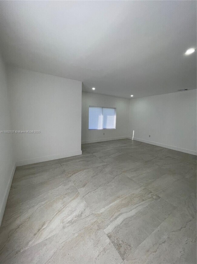 Foto del edificio - 1310 Sharazad Blvd