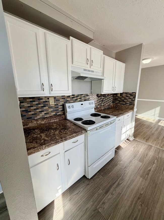 Building Photo - 2472 Woodhill Dr