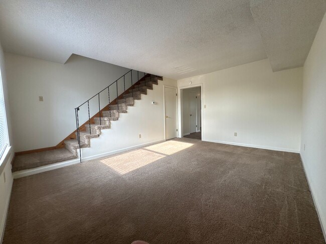 Foto del edificio - Spacious & Updated Duplex in a Convenient Lebanon Location!