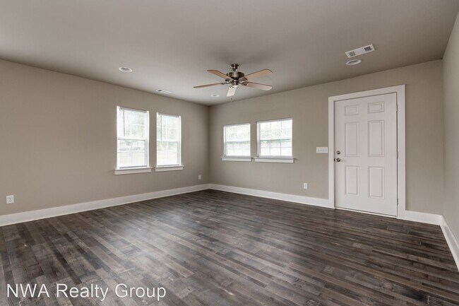 Building Photo - 2 br, 2 bath House - 598 N. Elm St.