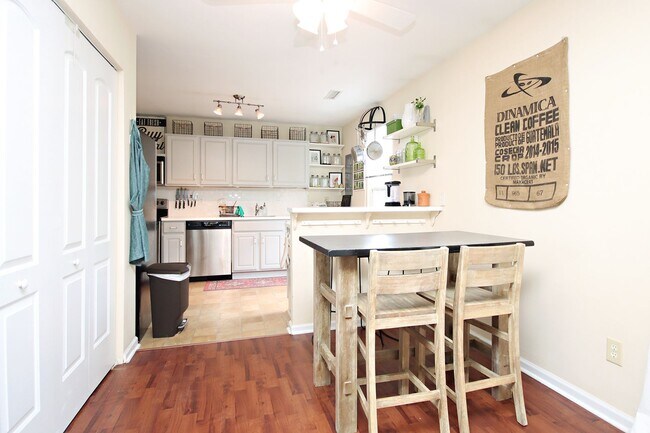 Foto del edificio - Top Floor, End-Unit Condo (Lease Pending)