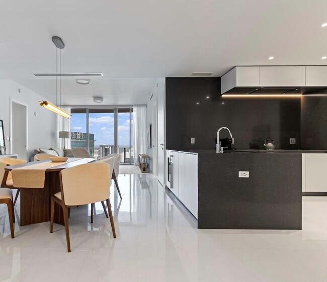 Building Photo - 300 Biscayne Boulevard Way