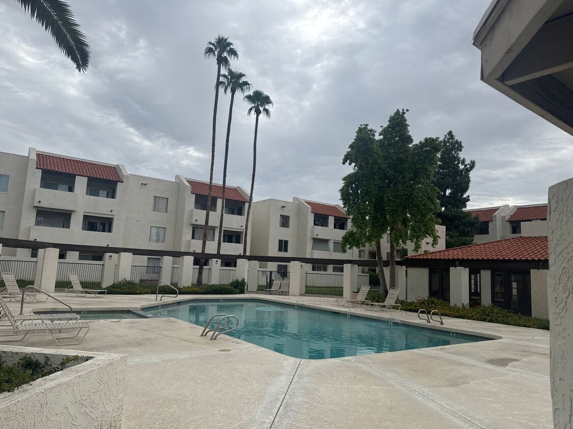Building Photo - 1 BEDROOM UNIT IN GLENDALE