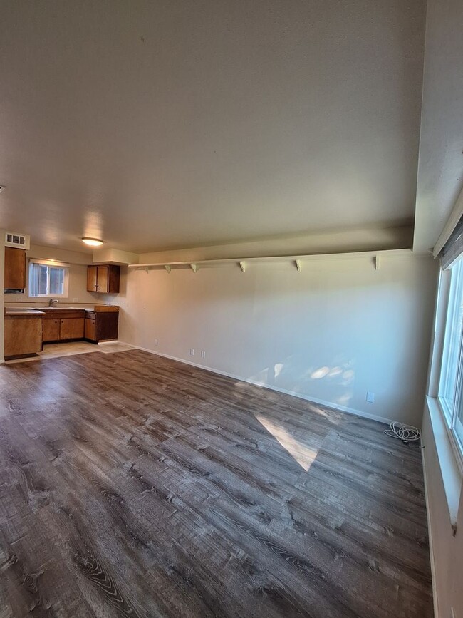 Building Photo - Huntington 2 Bedroom Townhouse for Lease -...