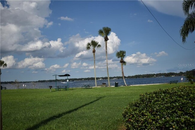 Junto al lago C - 5325 Hansel Ave