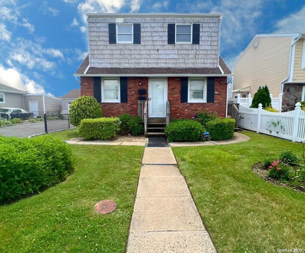 15 E Hollywood Ave, Lindenhurst, NY 11757 House Rental in Lindenhurst