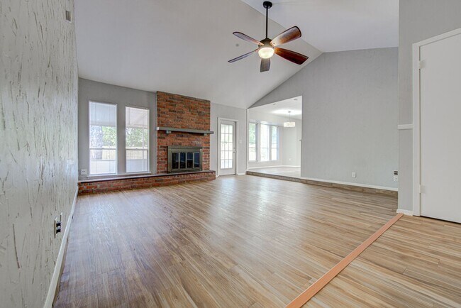 Building Photo - Beautifully Maintained Home in Lamplight V...