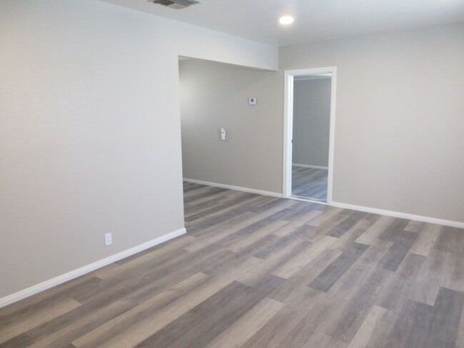 Building Photo - Newly Renovated 2bd 1 ba