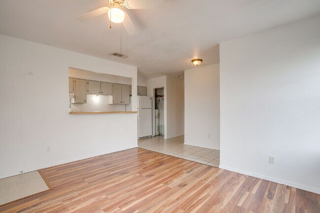 Foto del edificio - Charming 2-Bedroom Duplex Retreat on White...