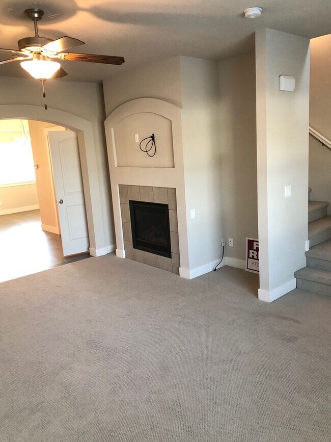 Building Photo - Spacious Condo with Fireplace in Southeast...