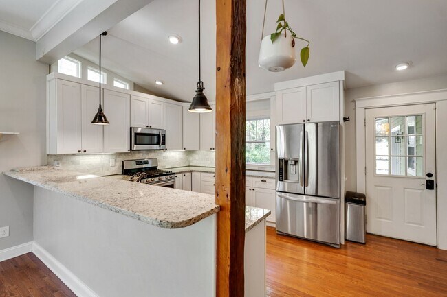 Foto del edificio - Beautiful 3Bed/2Bath home with Unique Features and Fenced Backyard!