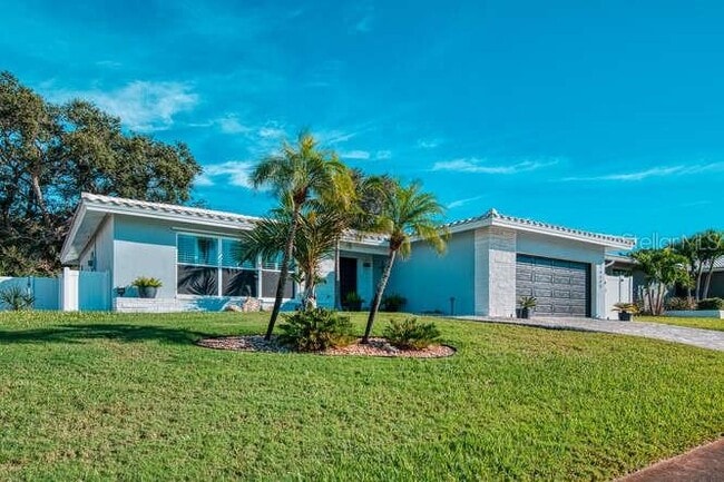 Building Photo - 14665 Crown Dr