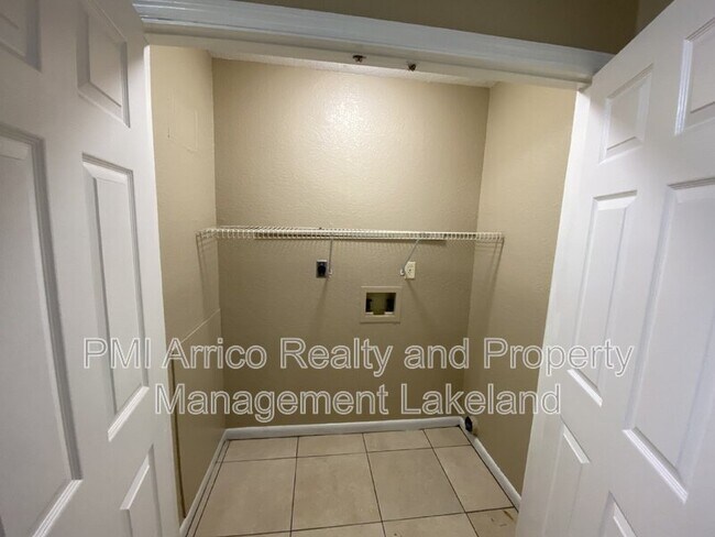 Foto del edificio - 590 Hatfield Rd