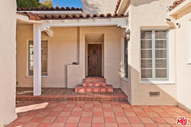 Building Photo - 144 S La Peer Dr