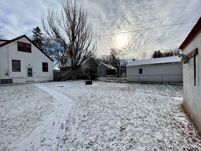 Foto del edificio - 4 Bed 2 Bath w/ Fenced In Yard!