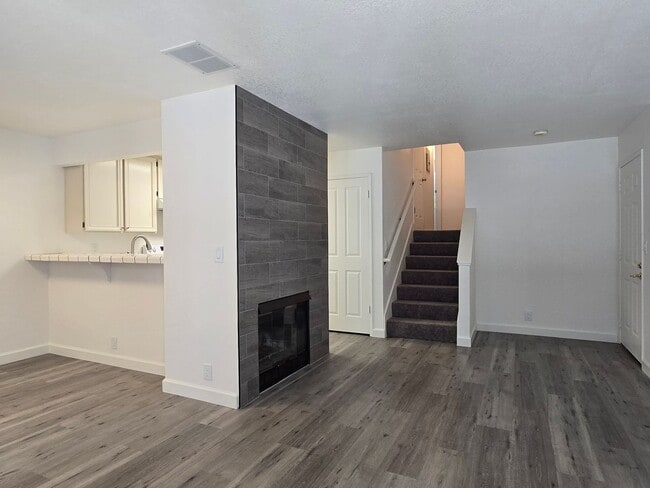Building Photo - Large Downstairs Condo in Nice Community, ...