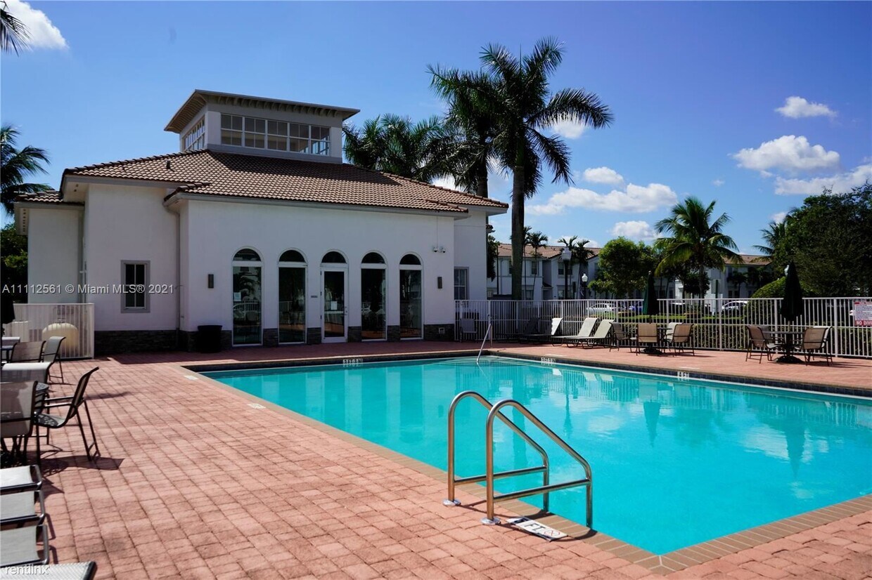 Foto principal - 4 br, 3 bath Townhome - 15703 SW 42nd St 1...