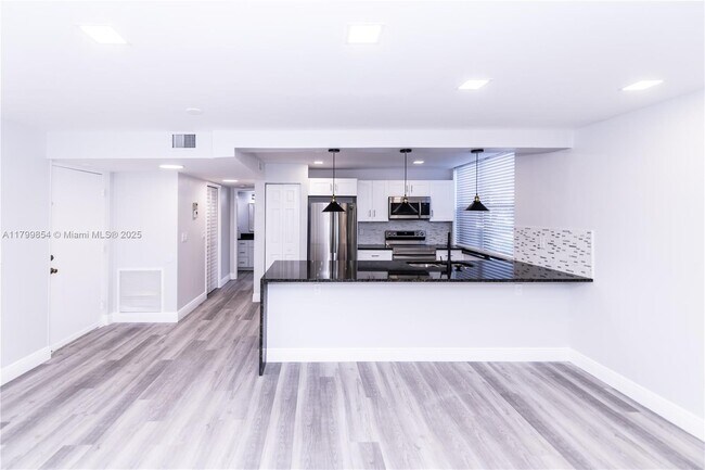 Building Photo - 450 Egret Cir