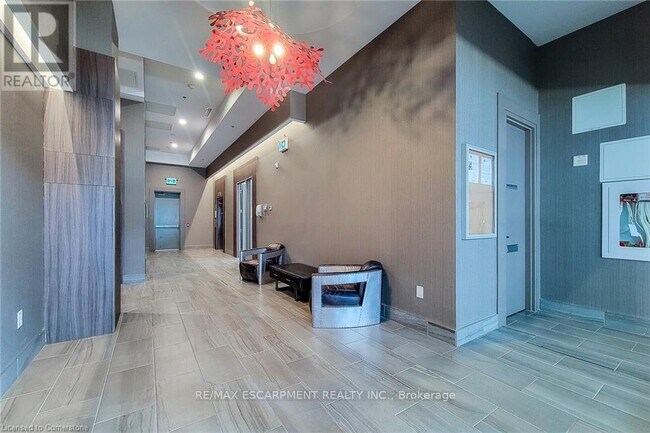 Photo du bâtiment - 560-560 N Service Rd