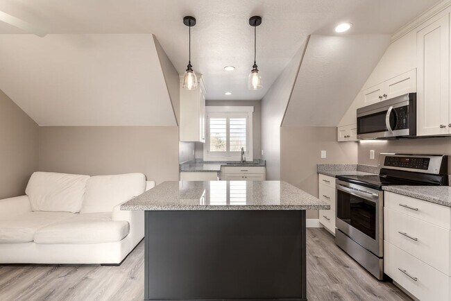 Building Photo - Stunning Above-Garage Apartment In Excelle...