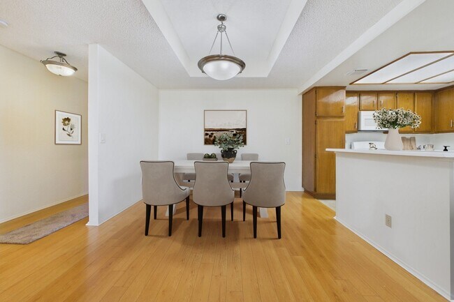 Foto del edificio - 11641 Valley Spring Lane Apartments