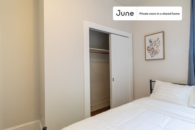 Foto del edificio - Private bedroom in 3 bed/1 bath Home
