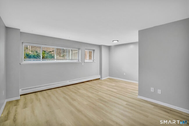 Building Photo - 279 Oakville Ave